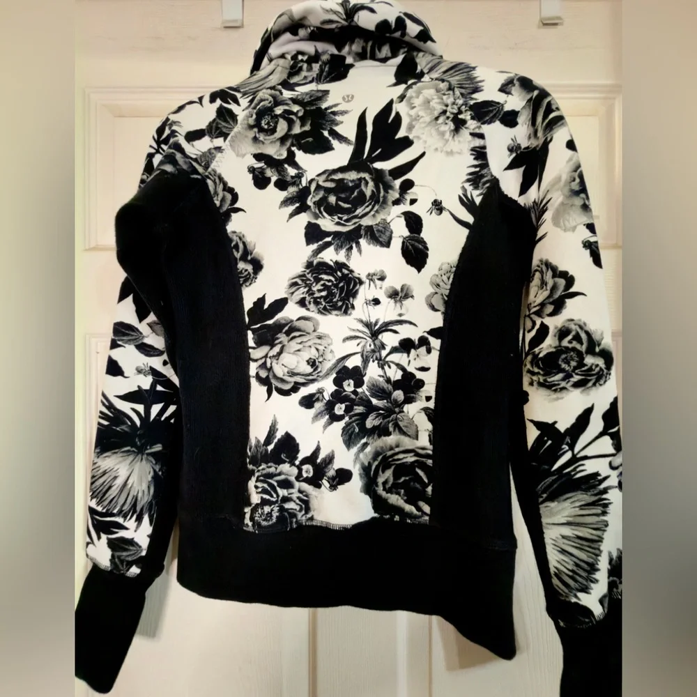 Lululemon Calm & Cozy Brisk Bloom Floral Define Black White Full Zip Jacket Sz 4
